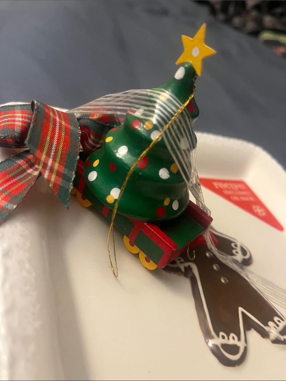 Hallmark Gingerbread Man Cookie Plate w/ Recipe & Ornament - Picture 4 of 4